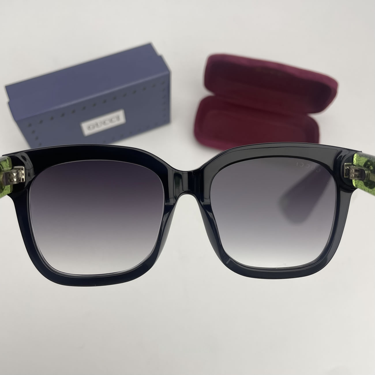 Gucci Glittered Oversized Rectangular Universal Fit Sunglasses Black Green Red (4) - newkick.app